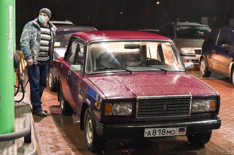 Un barbat din Donetk la benzinarie dupa ce sefii din Donbas au anuntat evacuarea locuitorilor, Foto: Nikolai Trishin/TASS/ Profimedia Images