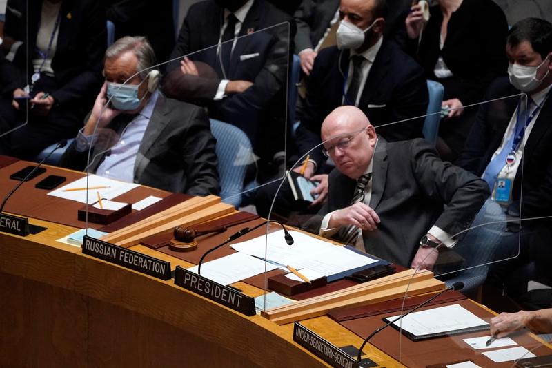 Reprezentantul permanent al Rusiei la ONU, Vasili Nebenzia (dreapta) și secretarul general al ONU, Antonio Guterres (stânga), în timpul reuniunii de urgență a Consiliului de Securitate pe tema crizei din Ucraina, Foto: TIMOTHY A. CLARY / AFP / Profimedia