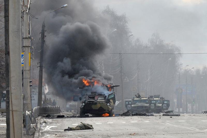 Blindate rusești, după un o confruntare cu forțele ucrainene în Harkiv, Foto: Sergey BOBOK / AFP / Profimedia Images