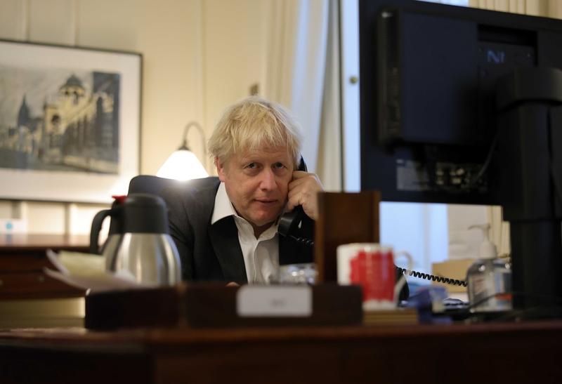 Boris Johnson la telefon, Foto: Andrew Parsons / Avalon / Avalon Editorial / Profimedia