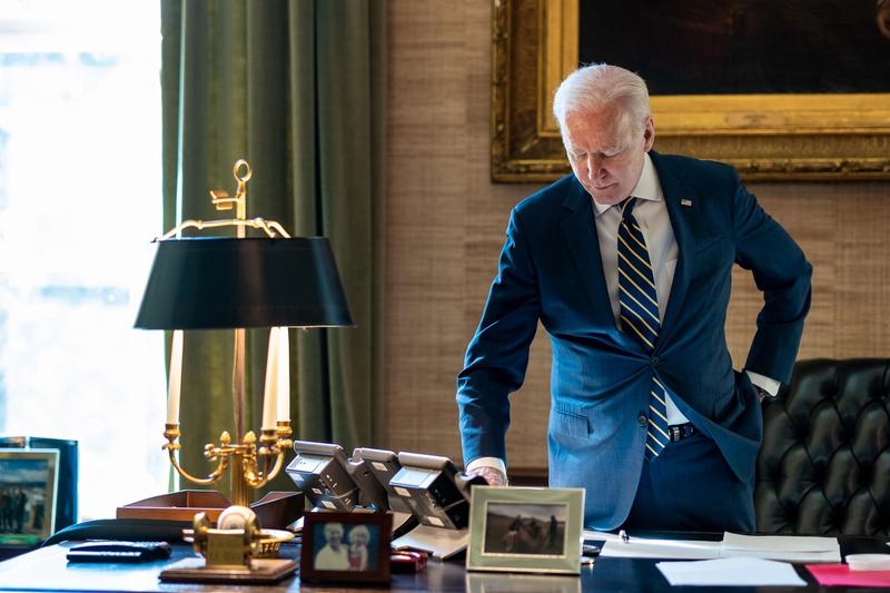 ​Preşedintele american Joe Biden, într-o convorbire telefonică cu omologul ucrainean Volodimir Zelenski, Foto: Adam Schultz/White House / Zuma Press / Profimedia