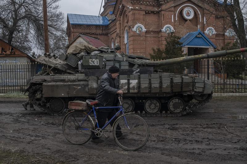 Tanc rusesc intr-o localitate din Luhansk, Foto: Valeriy Melnikov / Sputnik / Profimedia Images