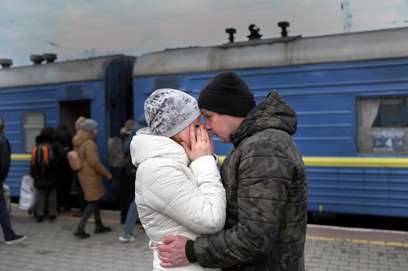 Cuplu in fata unui tren de evacuare in gara din Odesa, Foto: Bulent Kilic / AFP / Profimedia