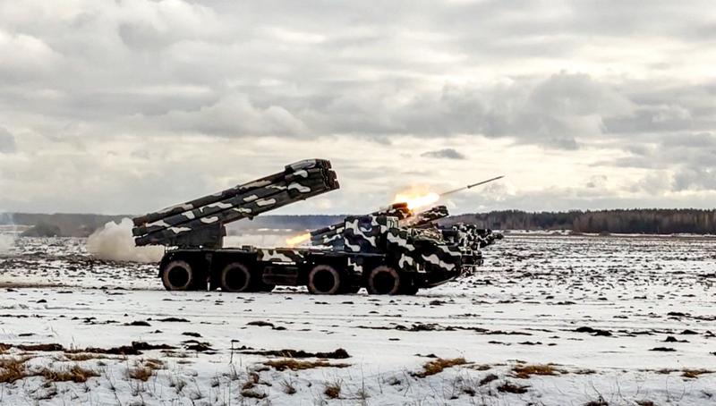 Lansator de rachete rusesc Smerch, folosit la bombardarea de orașe ucrainene, Foto: AFP / AFP / Profimedia