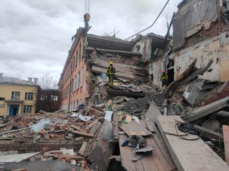Școală din Cernihiv, distrusă de bombardamentele rușilor, Foto: STR / AFP / Profimedia