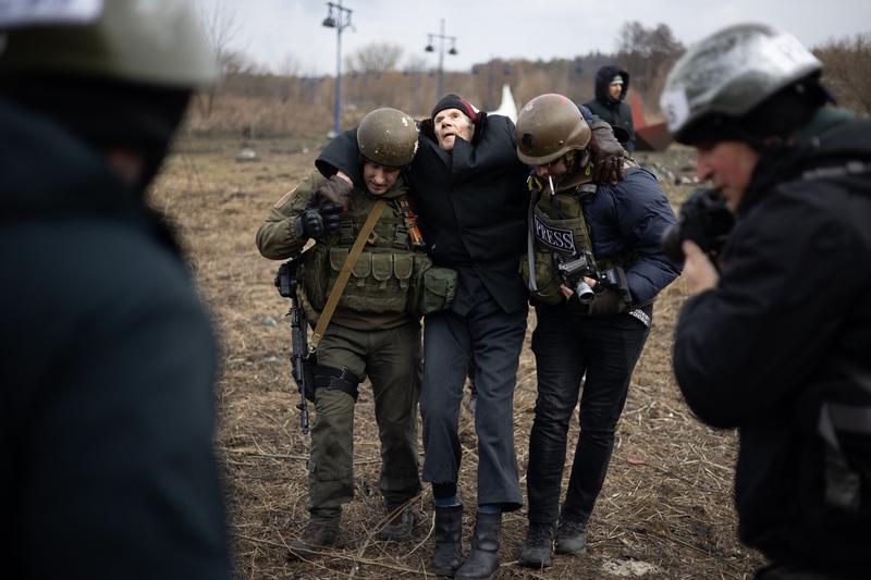 Evacuarea civililor ucraineni din Irpin, Foto: Lafargue Raphael/ABACA / Abaca Press / Profimedia