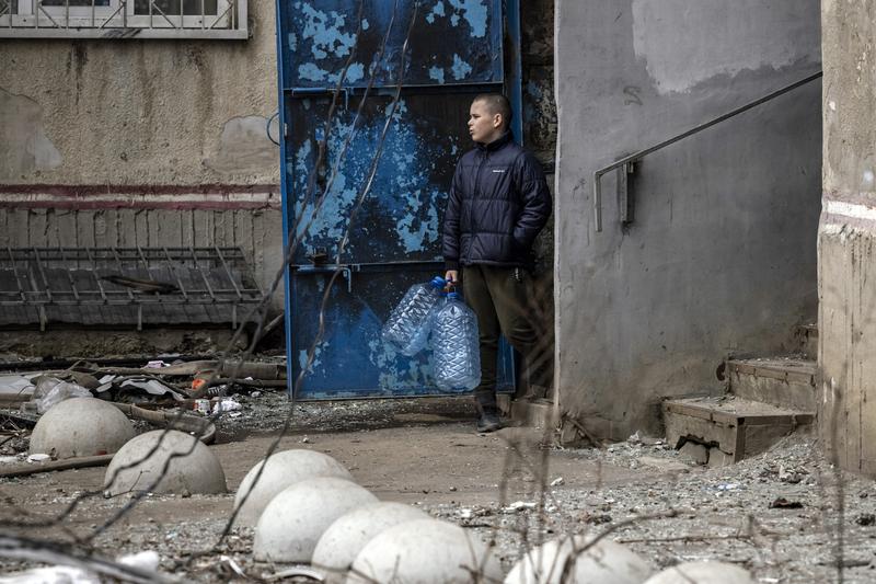 un copil sta pe o strada cu cladiri distruse de bombardamente in Harkiv, Foto: FADEL SENNA / AFP / Profimedia Images