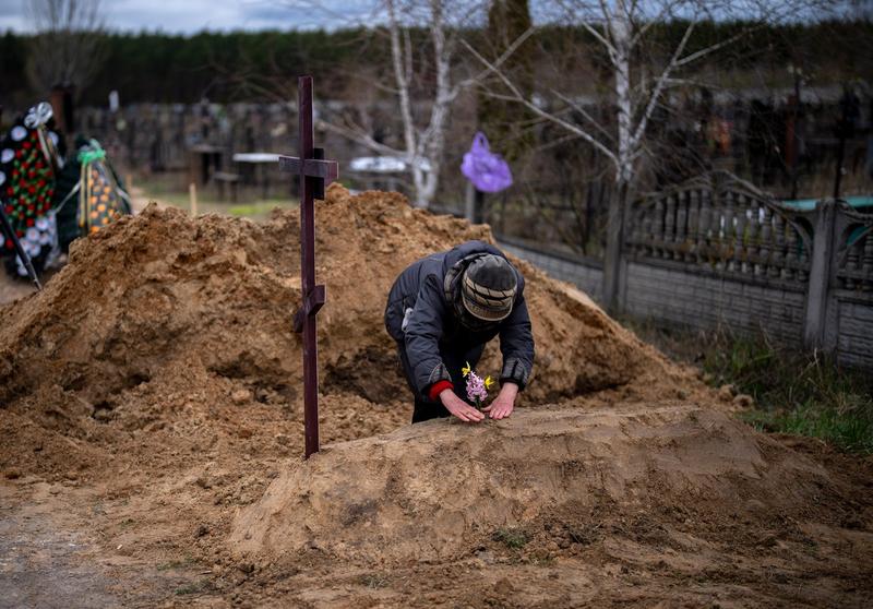 Mormânt în Bucha - sute de civili au fost uciși de trupele ruse în acest oraș ucrainean, Foto: Emilio Morenatti / AP - The Associated Press / Profimedia