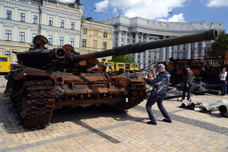 Foarte mulţi ucraineni vin să facă poze tancurilor ruseşti distruse ce armata ucraineană, Foto: Ukrinform / Shutterstock Editorial / Profimedia