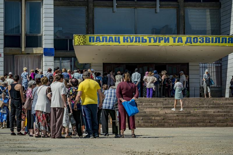 Război în Ucraina: oamenii stau la coadă pentru a primi ajutoare umanitare în Kostiantînivka (regiunea Donețk), Foto: Celestino Arce/NurPhoto / Shutterstock Editorial / Profimedia