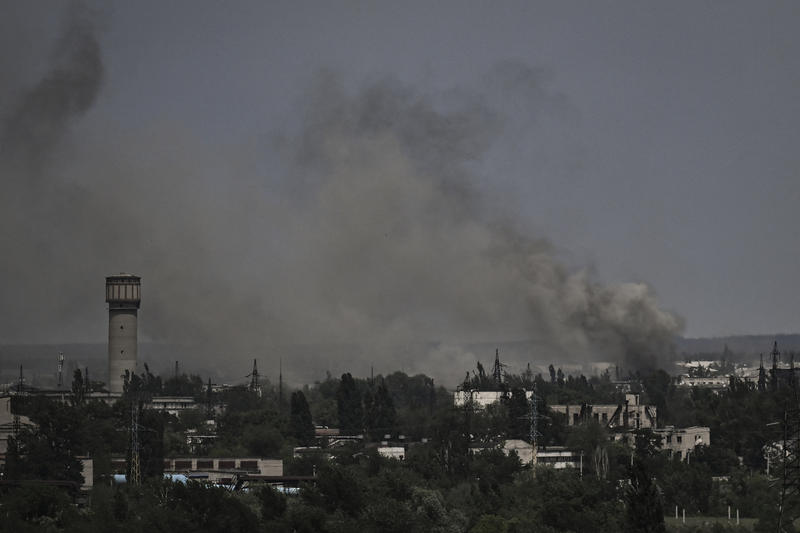 fum se ridica deasupra orasului Severodonetk in timp ce trupele ucrainene incearca sa reziste atacurilor rusilor, Foto: Aris Messinis / AFP / Profimedia Images