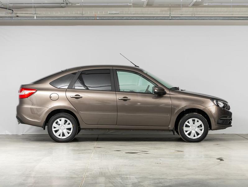 Lada Granta, Foto: Vitalij Sova, Dreamstime.com