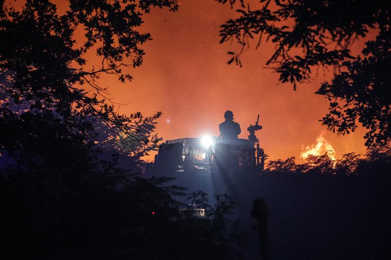 Pompierii francezi încearcă să stingă incendiile din sud-vestul ţării, Foto: Hotnews