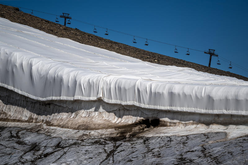 Pături care acoperă zăpada din ultimul sezon de iarnă pentru a preveni topirea acesteia lângă telescaunul Glacier 3000, pe ghețarul Tsanfleuron, Elveția, Foto: Fabrice COFFRINI / AFP / Profimedia