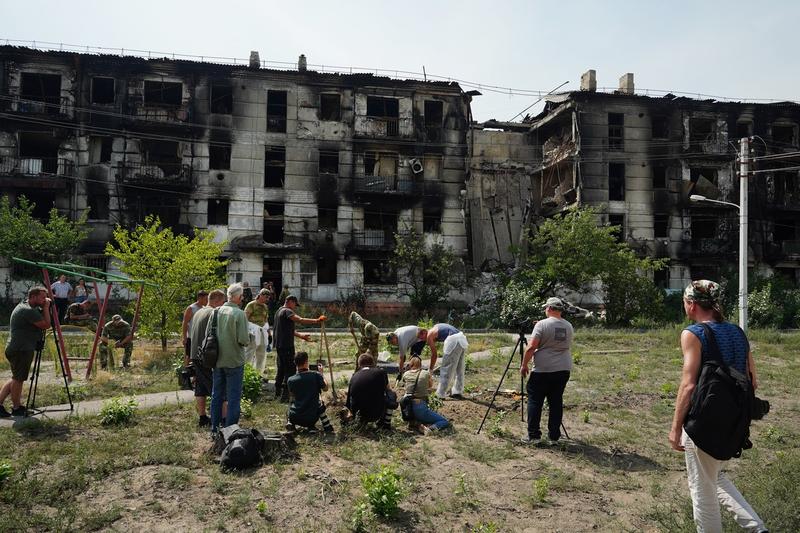 Război în Ucraina: La Rubijne, locuitorii dezgroapă cadavrele ce au fost îngropate în grabă, Foto: Maxim Zakharov / Sputnik / Profimedia