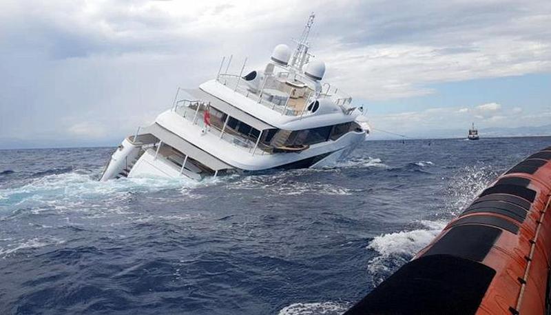 Super-iahtul scufundat in largul italiei ar apartine unui oligarh rus, Foto: Garda de Coasta Italiana / ANSA