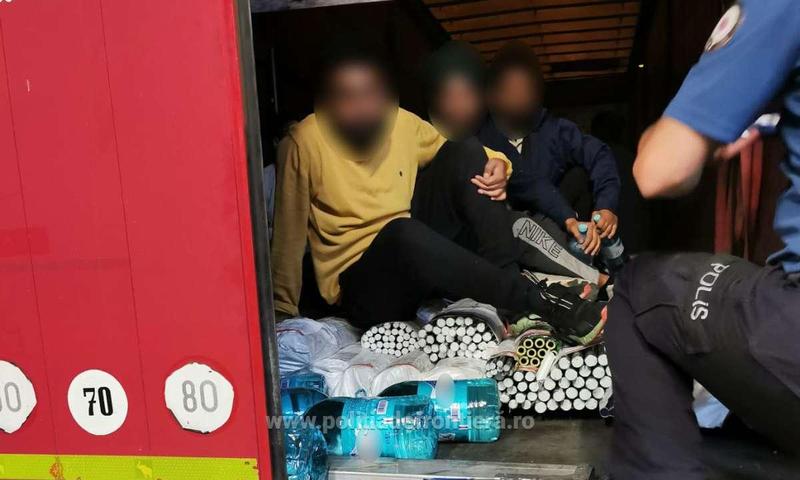 Migranti ascunsi in tirul condus de roman, Foto: Politia de Frontiera