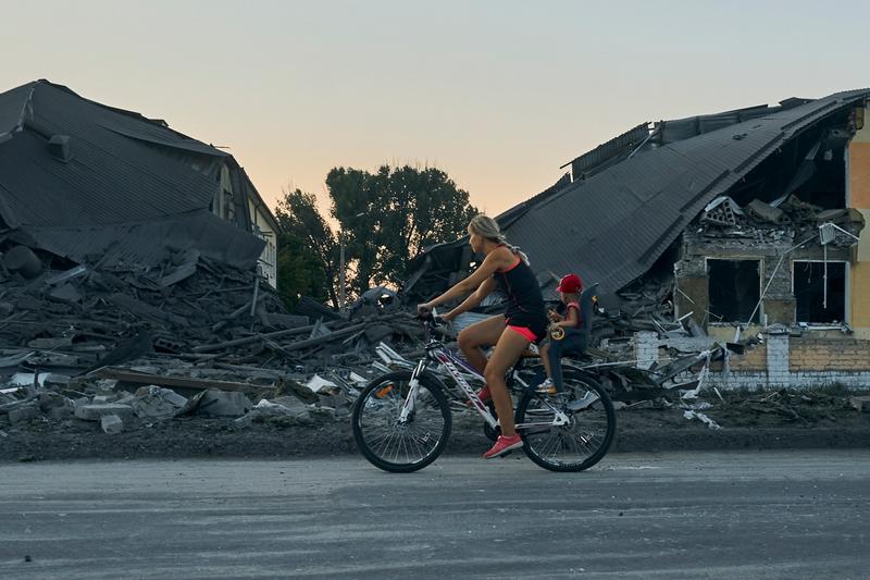 Scoala distrusa de bombardamentele rusesti in Donetk, Foto: Kostiantyn Liberov / AP - The Associated Press / Profimedia