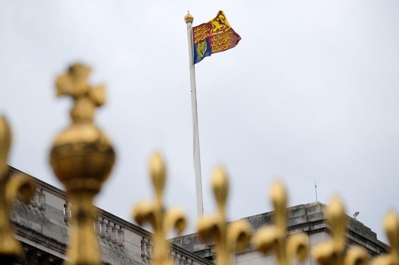 Stindardul Regal înălțat deasupra Palatului Buckingham, Foto: Matthew Chattle / Shutterstock Editorial / Profimedia