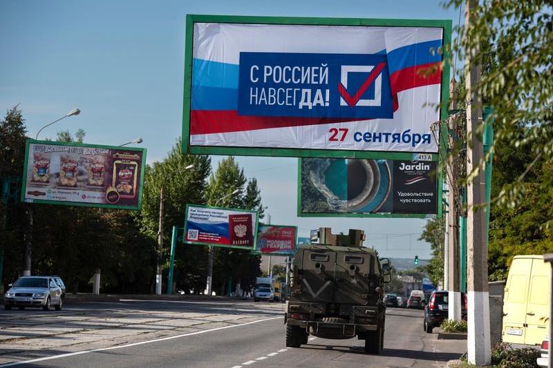 Panou electoral în Lugansk: „Cu Rusia, pentru totdeauna. 27 septembrie”, Foto: AP / AP / Profimedia