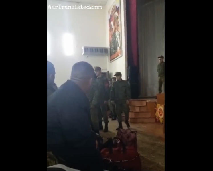 Barbatii incorporati nu par incantati de situatie, Foto: Captura video