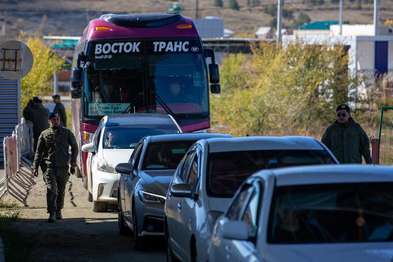 Coada de autoturisme la granita Rusiei, Foto: Byambasuren Byamba-Ochir / AFP / Profimedia Images