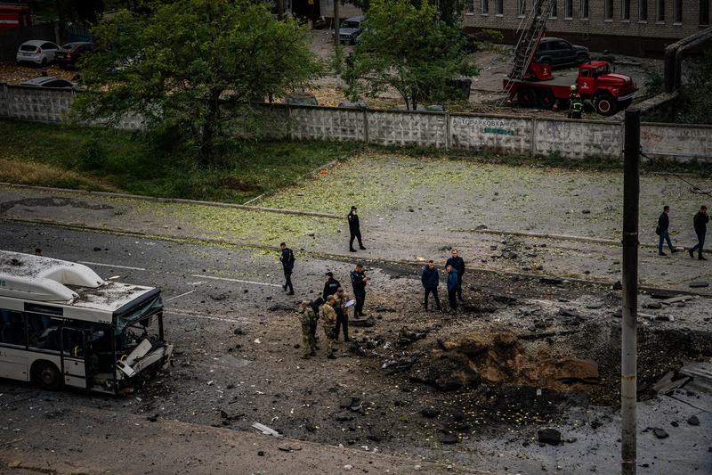 Crater pe o șosea din orașul Dnipro lovit cu rachete rusești, Foto: Dimitar DILKOFF / AFP / Profimedia