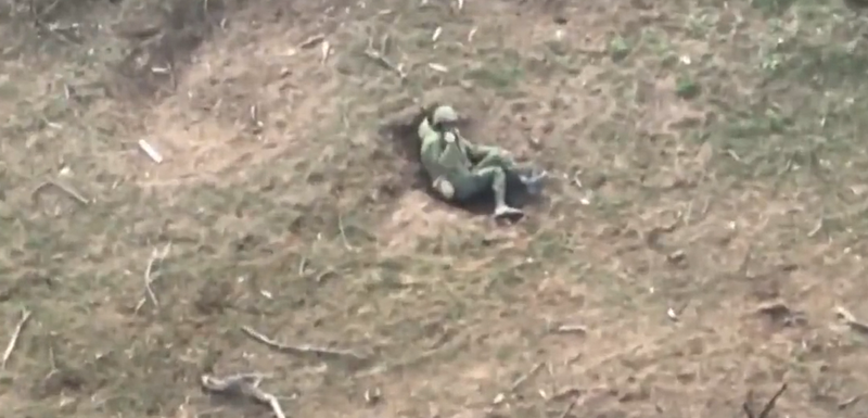 un rus isi face semnul crucii dupa ce a scapat cu viata dintr-un bombardament, Foto: Captura video