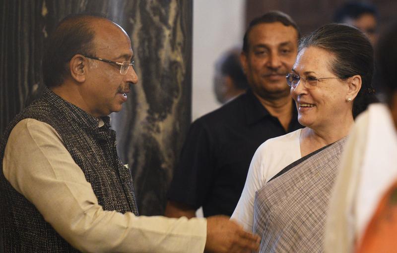 Sonia Gandhi (dreapta), Foto: Mohd Zakir/Hindustan Times / Shutterstock Editorial / Profimedia