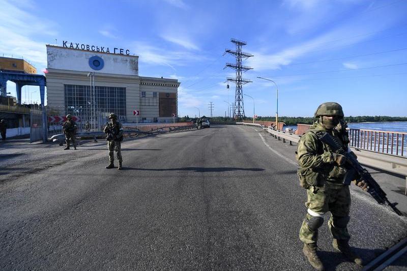 Militari ruși în fața centralei hidroelectrice Kakhovka din regiunea Herson, Foto: RIA Novosti / Sputnik / Profimedia