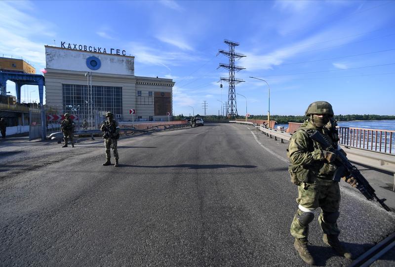 Militari ruși în fața centralei hidroelectrice Kakhovka din regiunea Herson, Foto: RIA Novosti / Sputnik / Profimedia