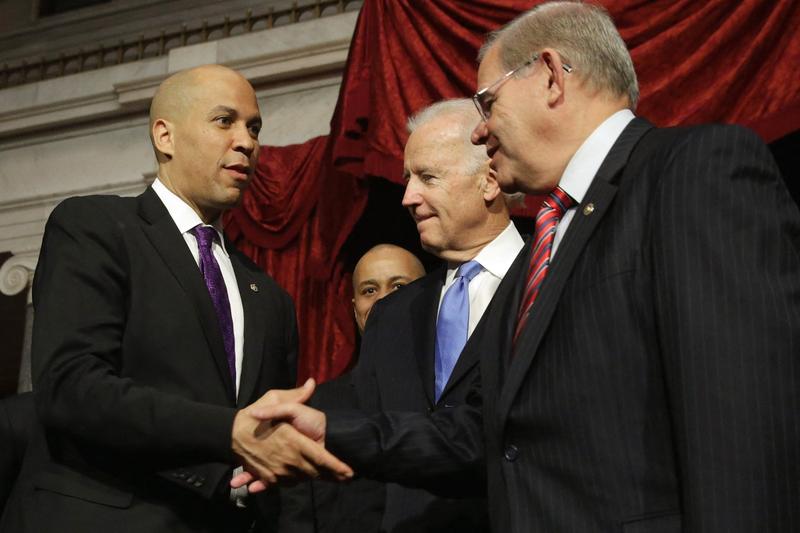 Robert Menendez, aici in stanga lui Joe Biden (dreapta imaginii), Foto: Chip Somodevilla / Getty Images / Profimedia