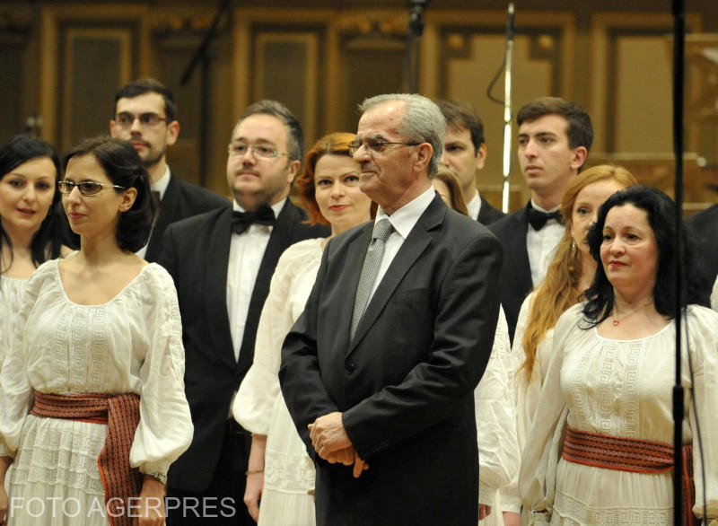 Dirijorul Voicu Enachescu și corul Preludiu în 2015, Foto: Agerpres