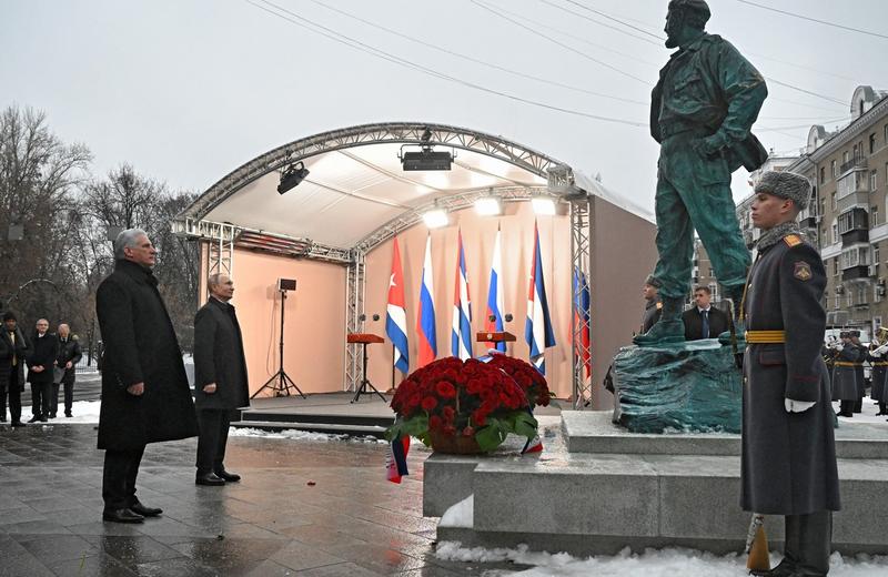 Vladimir Putin, presedintele cubanez si statuia lui Fidel Castro, Foto: Sergei Guneyev / AFP / Profimedia Images