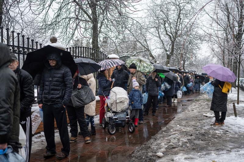 Ucrainenii stau la coadă pentru provizii de apă potabilă, Foto: Evgeniy Maloletka / AP / Profimedia