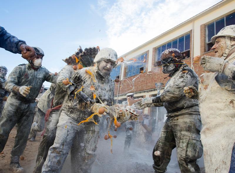 Petrecareti imbracati in haine militare (Els Enfarinats) s-au batut in Spania cu oua si faina in cadrul unei false lovituri de stat, Foto: JAIME REINA / AFP / Profimedia
