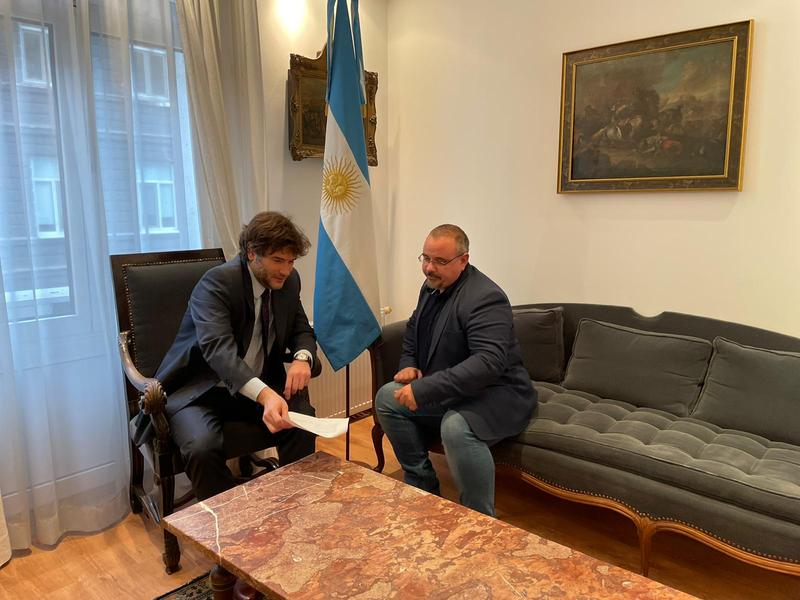 Carlos María Vallarino, encargado de negocios de la Embajada de Argentina (izquierda), Foto: Hotnews