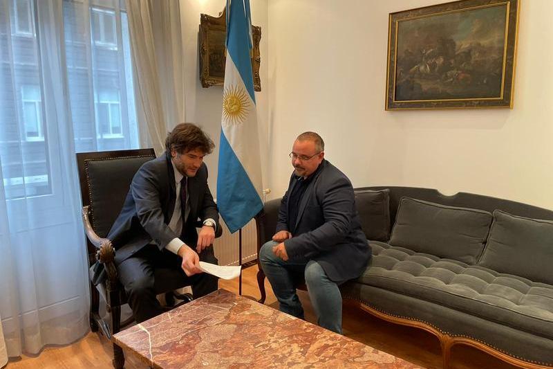 Carlos María Vallarino, encargado de negocios de la Embajada de Argentina (izquierda), Foto: Hotnews