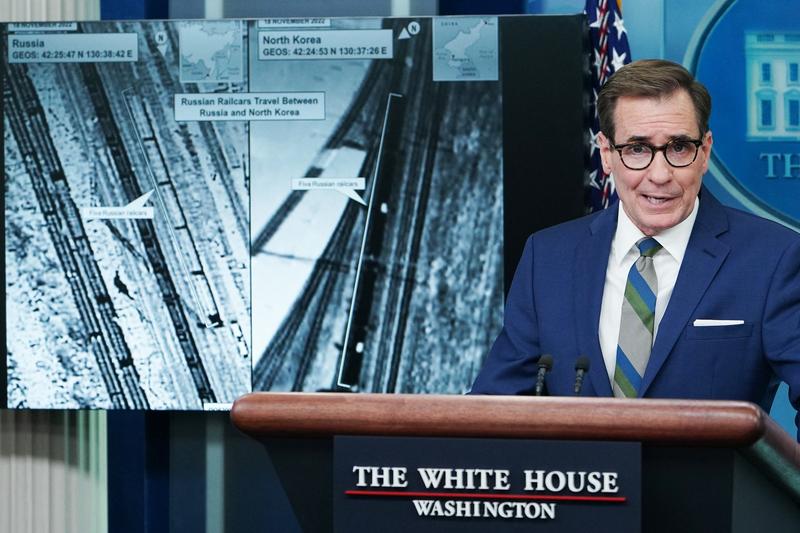 John Kirby prezintă imagini în care ar aparea vagoane rusesti calatorind intre Rusia si Coreea de Nord, care sprijină grupul Wagner, Foto: MANDEL NGAN / AFP / Profimedia