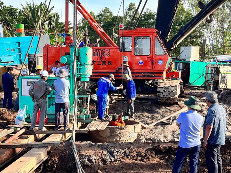 Echipele de salvare nu au reusit sa il scoata pe baietel din stalp, Foto: Handout / AFP / Profimedia