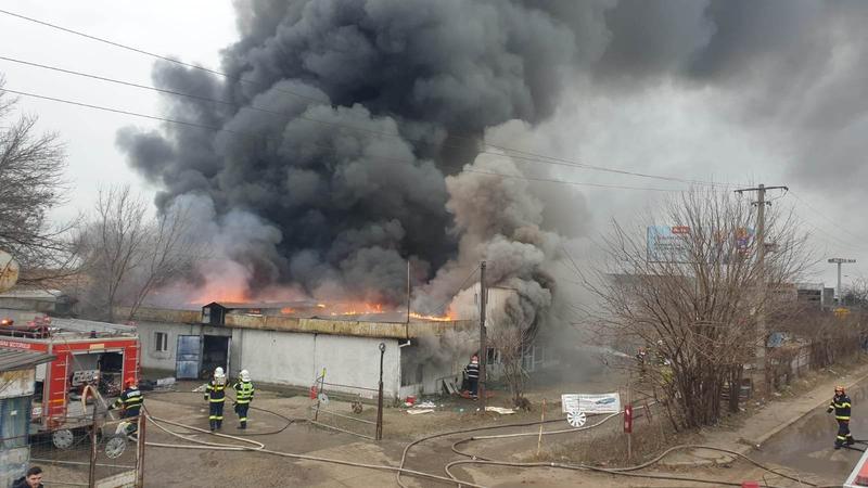 Incendiu la un depozit de la intrarea pe autostrada A1, Foto: ISU Bucuresti-Ilfov