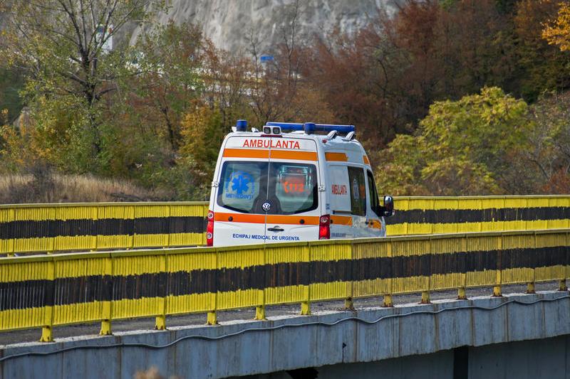 Ambulanță pe un pod din România, Foto: Bogdanel Vacarciuc | Dreamstime.com