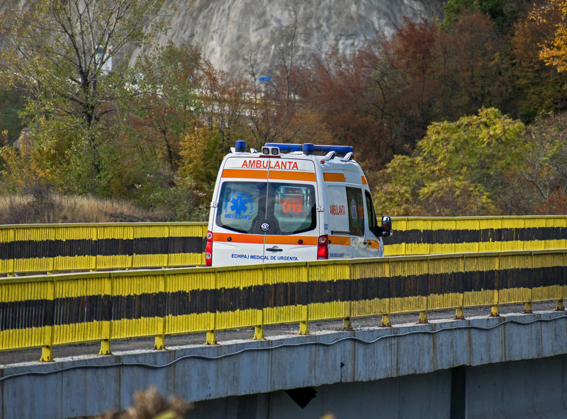 Ambulanță pe un pod din România, Foto: Bogdanel Vacarciuc | Dreamstime.com
