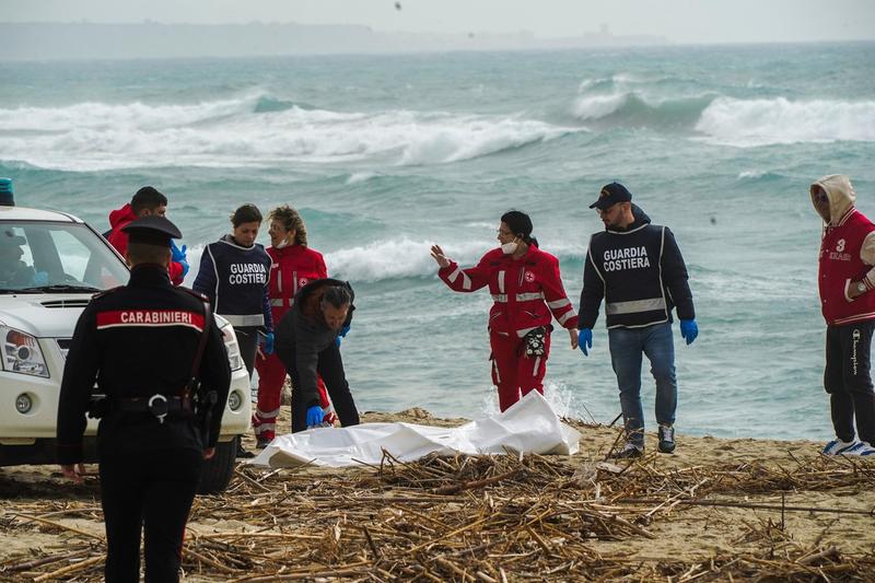 Tragedie în sudul Italiei: zeci de migranți au murit după ce ambarcațiunea lor s-a scufundat, Foto: Antonino Durso / AP / Profimedia