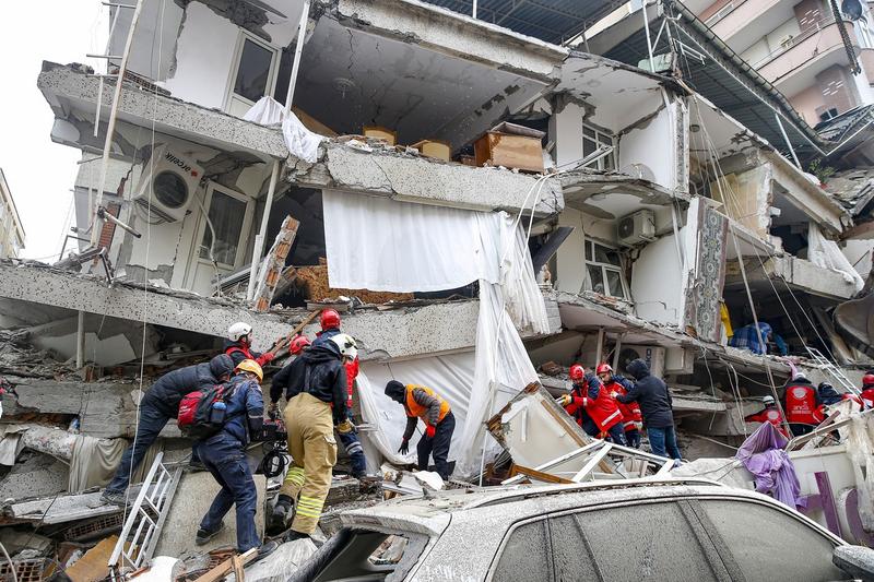 Clădire distrusă de cutremur în Diyarbakir (Turcia), Foto: Omer Yasin Ergin / AFP / Profimedia