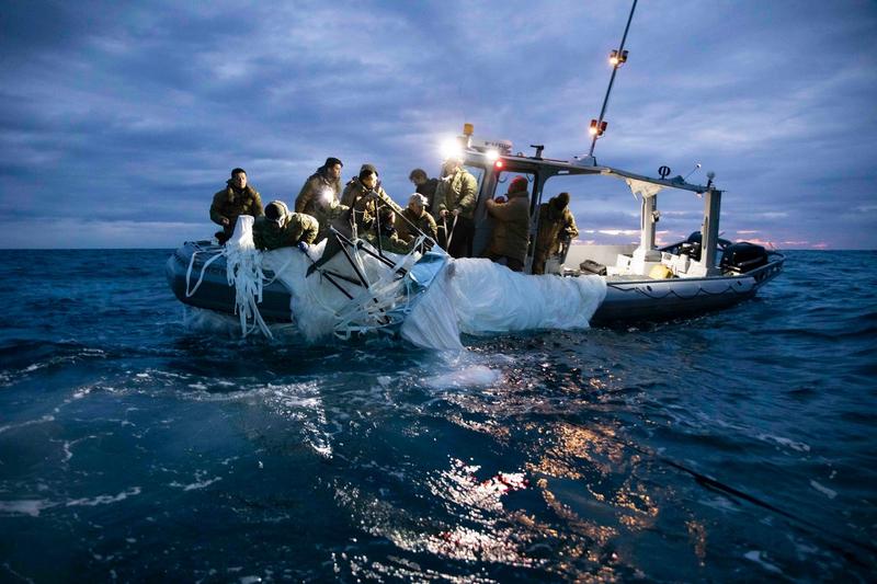 Rămășițele balonului spion doborât de SUA, recuperate de marina americană, Foto: US Navy/ MEGA / The Mega Agency / Profimedia