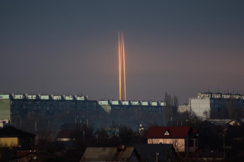 Trei rachete rusești lansate împotriva Ucrainei din regiunea rusă Belgorod sunt văzute în Harkov, Foto: Vadim Belikov / AP / Profimedia