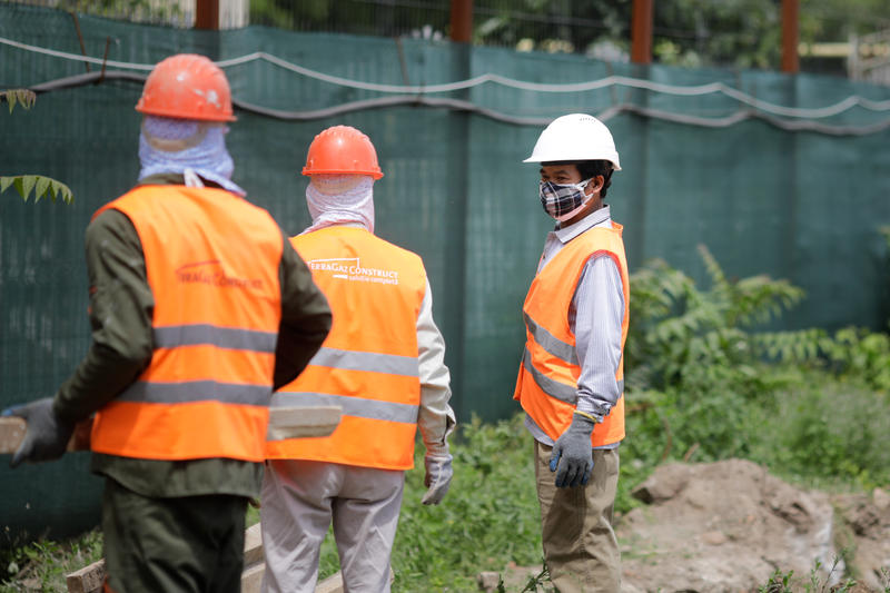 Muncitori asiatici lucrează pe șantier , Foto: Inquam Photos / George Călin