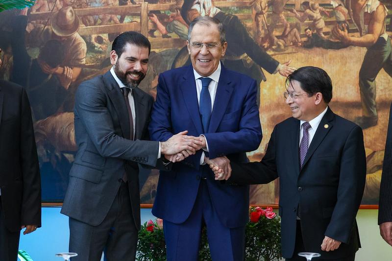 Serghei Lavrov alaturi de oficiali din Nicaragua, Foto: Handout / AFP / Profimedia