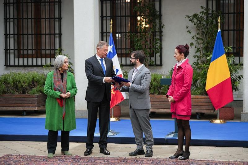 Documente referitoare la refugiaţii chilieni primiţi în România, donate Muzeului Memoriei din Santiago de Chile, Foto: Presidency.ro